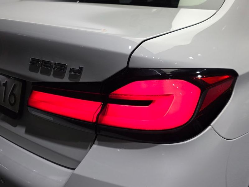 2021 BMW 5 Series 523d M Sport photo 23
