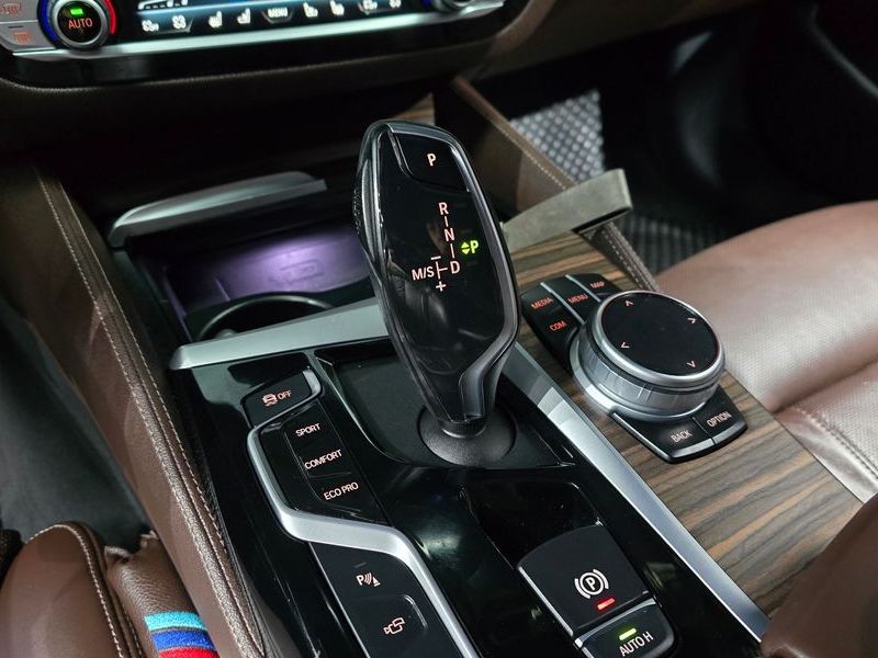 2020 BMW 5 Series 530i M Sport Package Plus photo 9