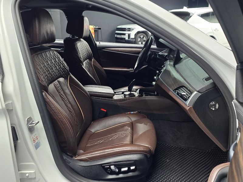 2020 BMW 5 Series 530i M Sport Package Plus photo 10