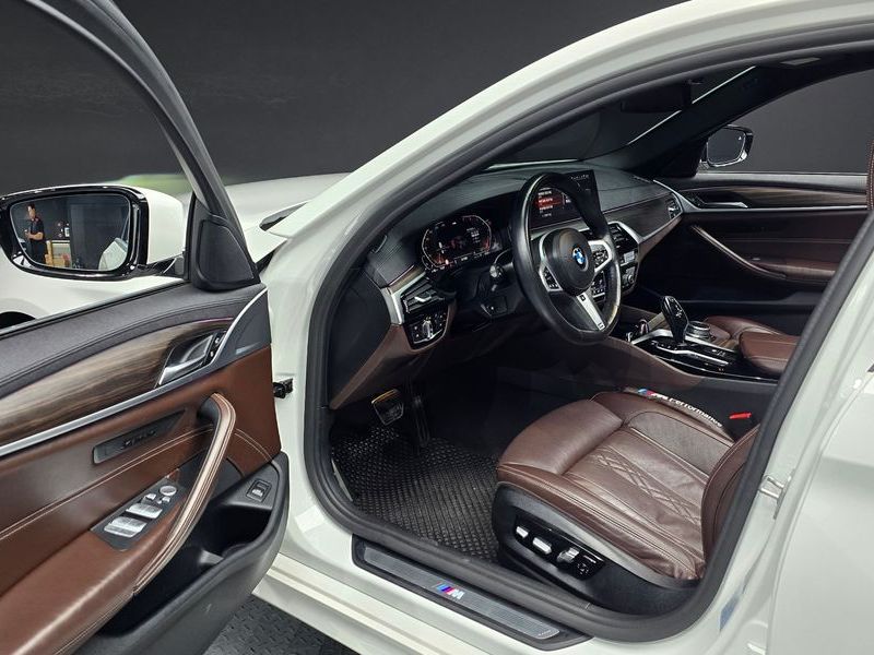 2020 BMW 5 Series 530i M Sport Package Plus photo 11