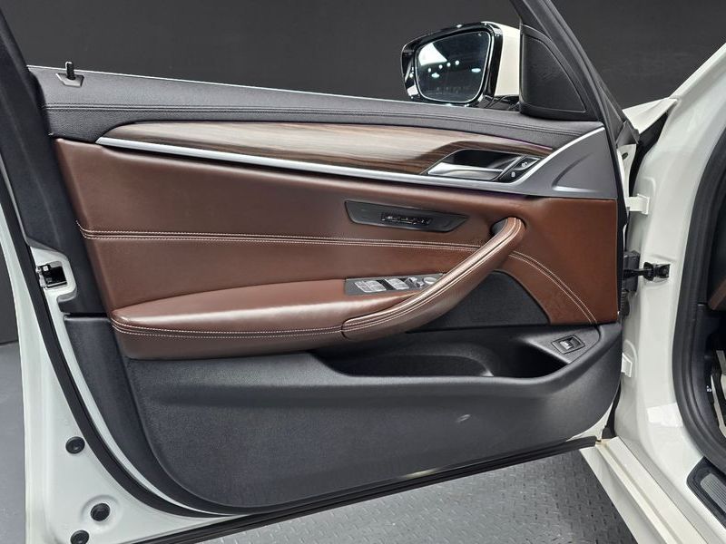 2020 BMW 5 Series 530i M Sport Package Plus photo 24