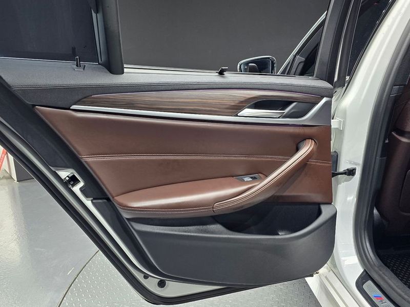 2020 BMW 5 Series 530i M Sport Package Plus photo 25
