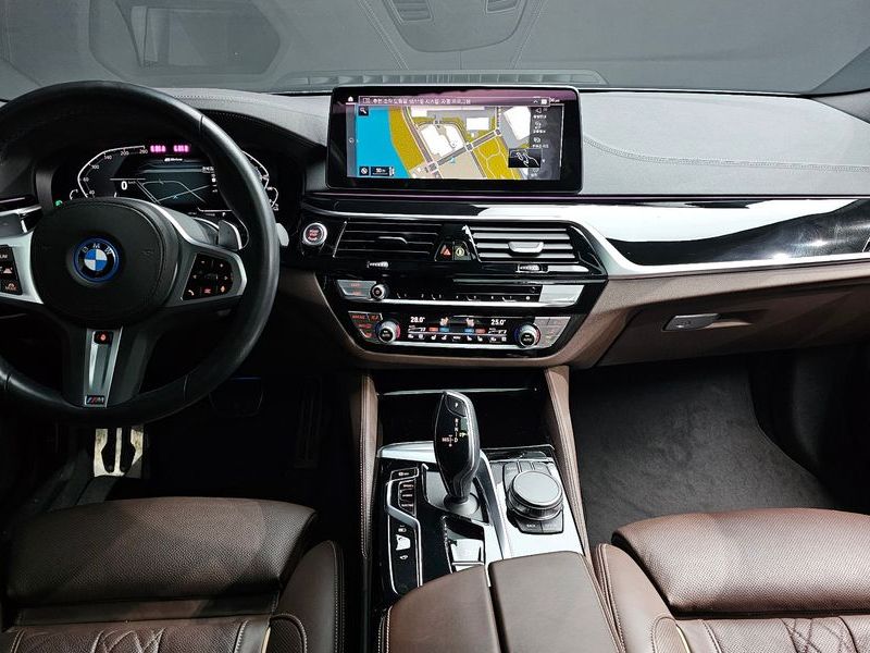 2023 BMW 5 Series 530e M Sport photo 7