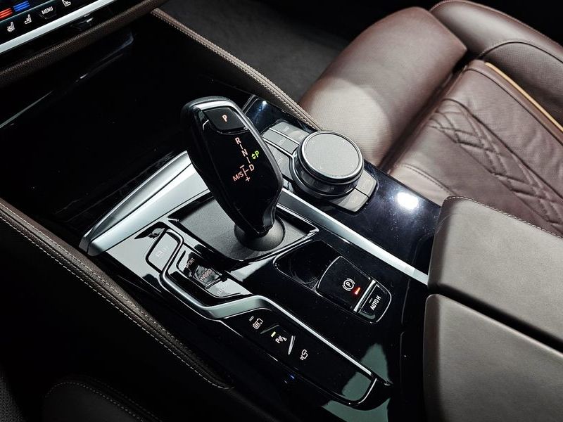 2023 BMW 5 Series 530e M Sport photo 9