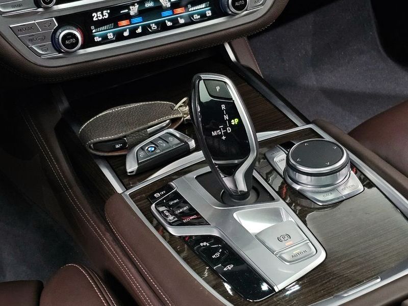 2020 BMW 7 Series 730d xDrive Design Pure Excellence photo 9