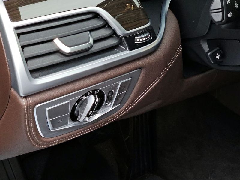 2020 BMW 7 Series 730d xDrive Design Pure Excellence photo 15