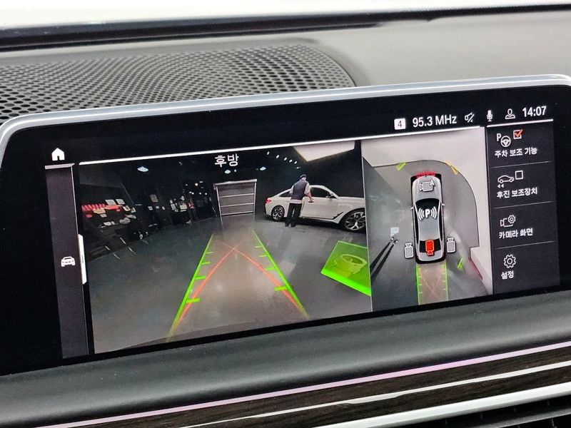 2020 BMW 7 Series 730d xDrive Design Pure Excellence photo 17