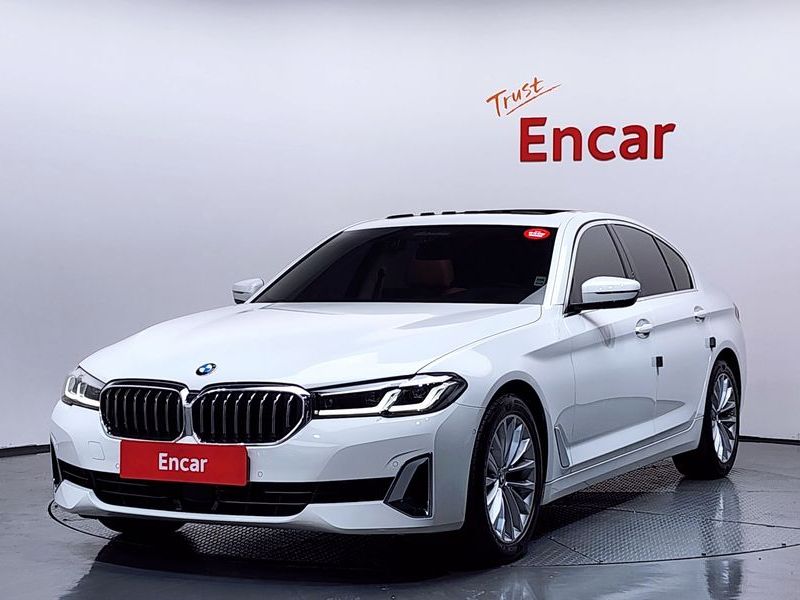 2022 BMW 5 Series 520i Luxury photo 1