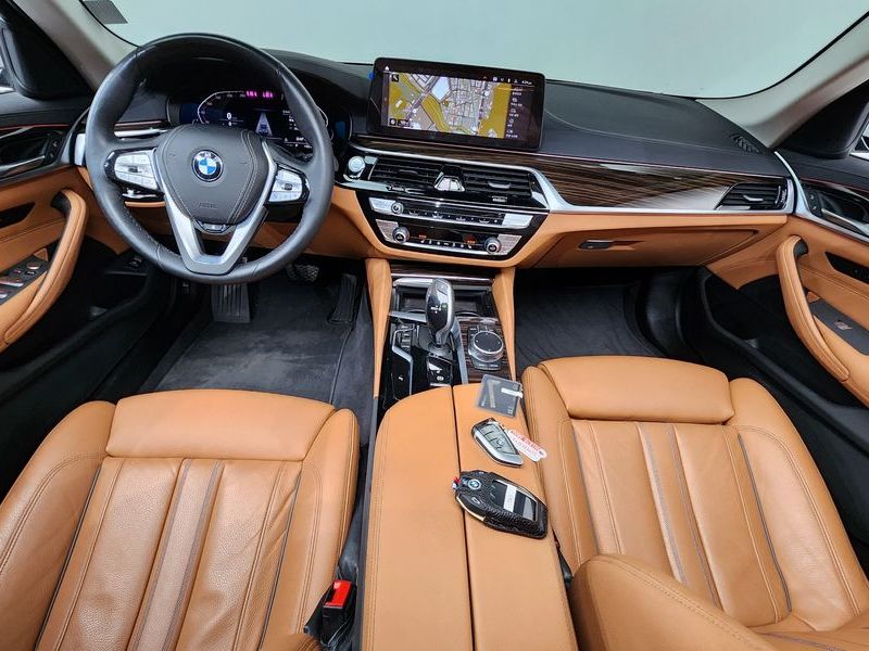 2022 BMW 5 Series 520i Luxury photo 7