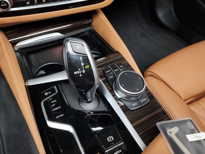 2022 BMW 5 Series 520i Luxury photo 9