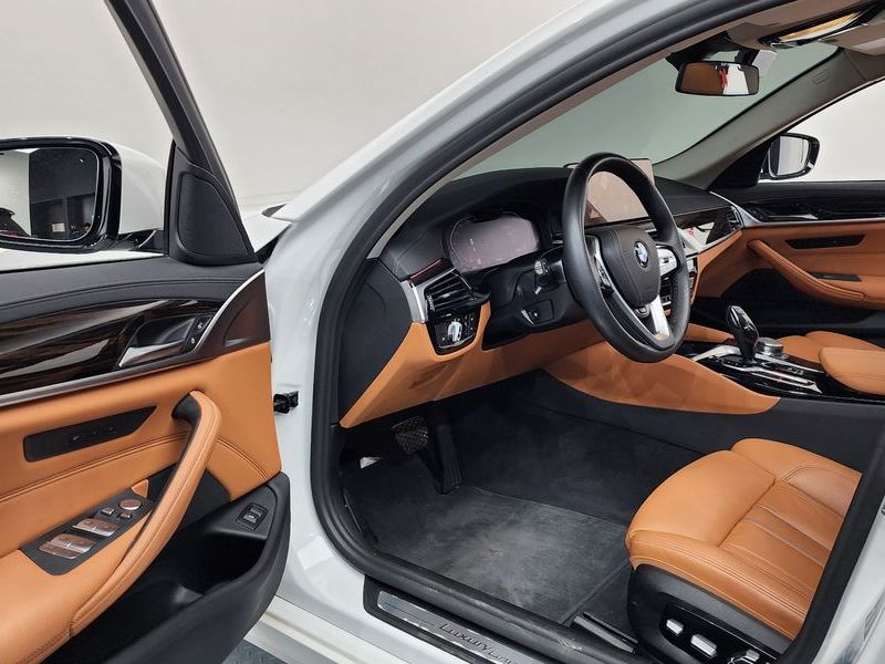 2022 BMW 5 Series 520i Luxury photo 10