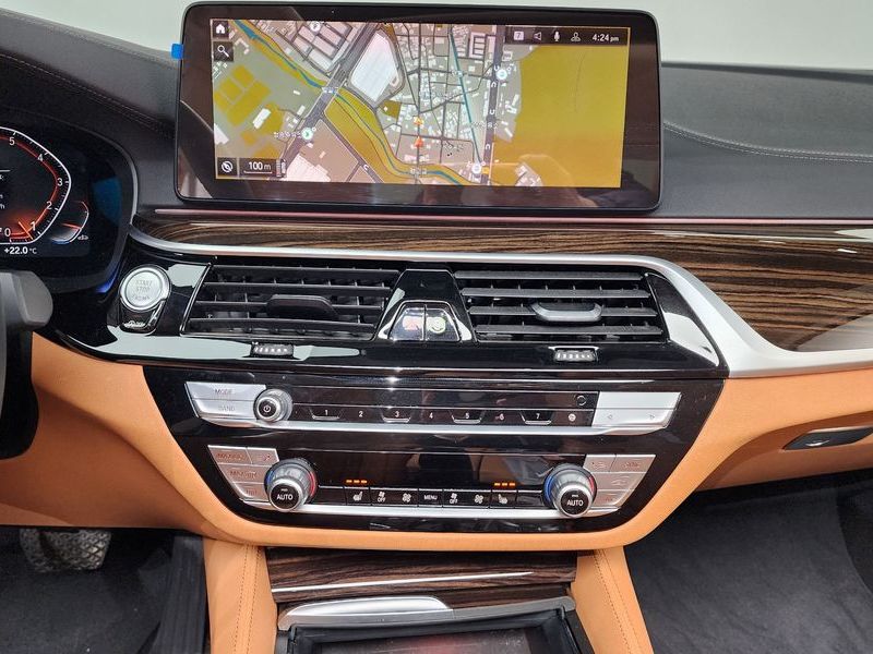 2022 BMW 5 Series 520i Luxury photo 14
