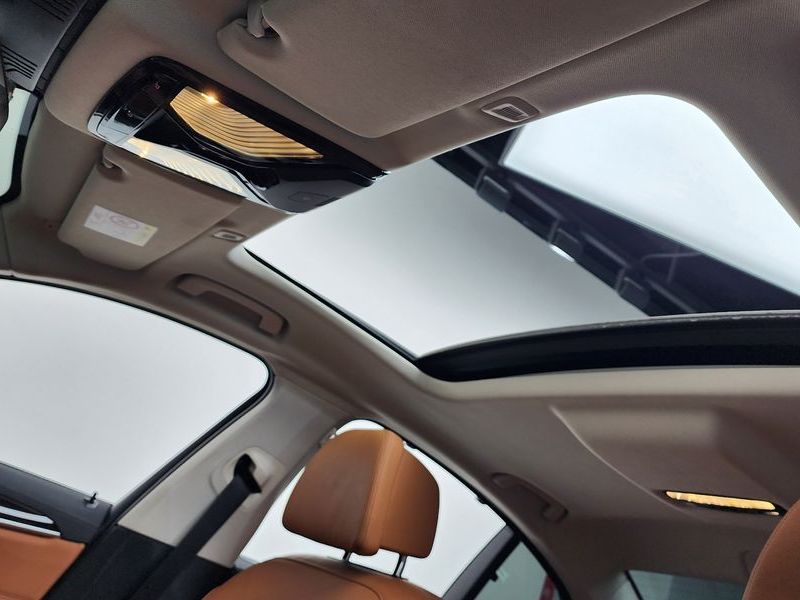 2022 BMW 5 Series 520i Luxury photo 19