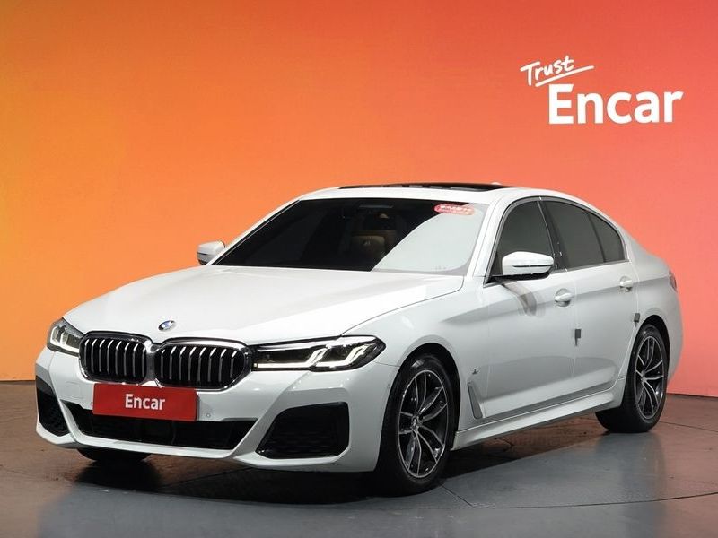 2022 BMW 5 Series 520i M Sport photo 1