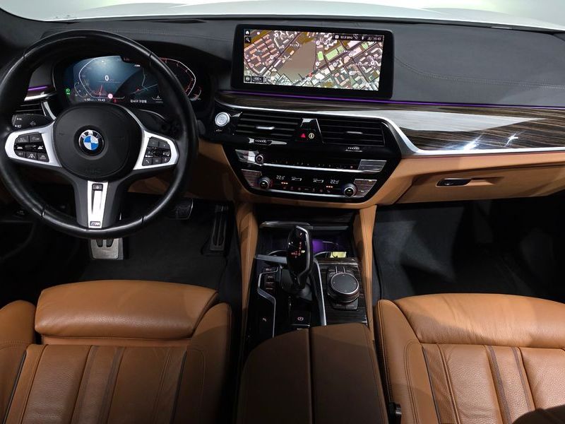 2022 BMW 5 Series 520i M Sport photo 7