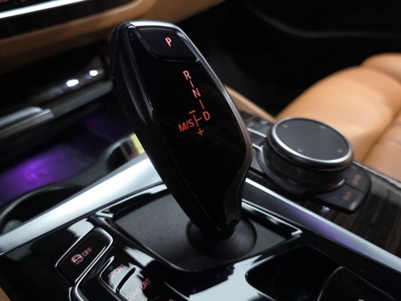 2022 BMW 5 Series 520i M Sport photo 9