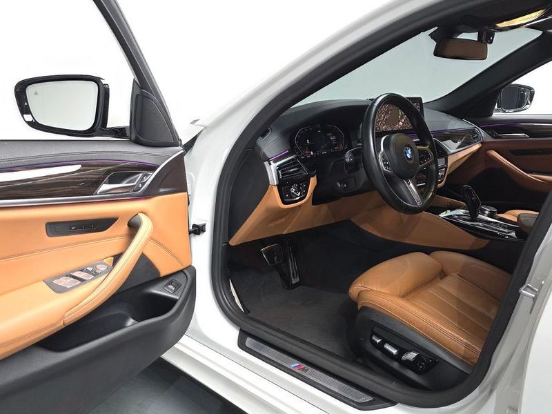 2022 BMW 5 Series 520i M Sport photo 11