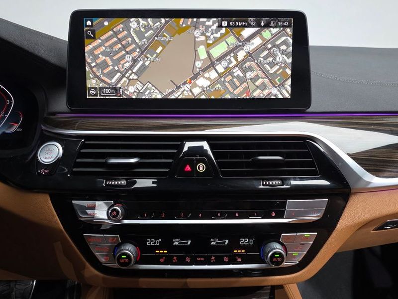 2022 BMW 5 Series 520i M Sport photo 14