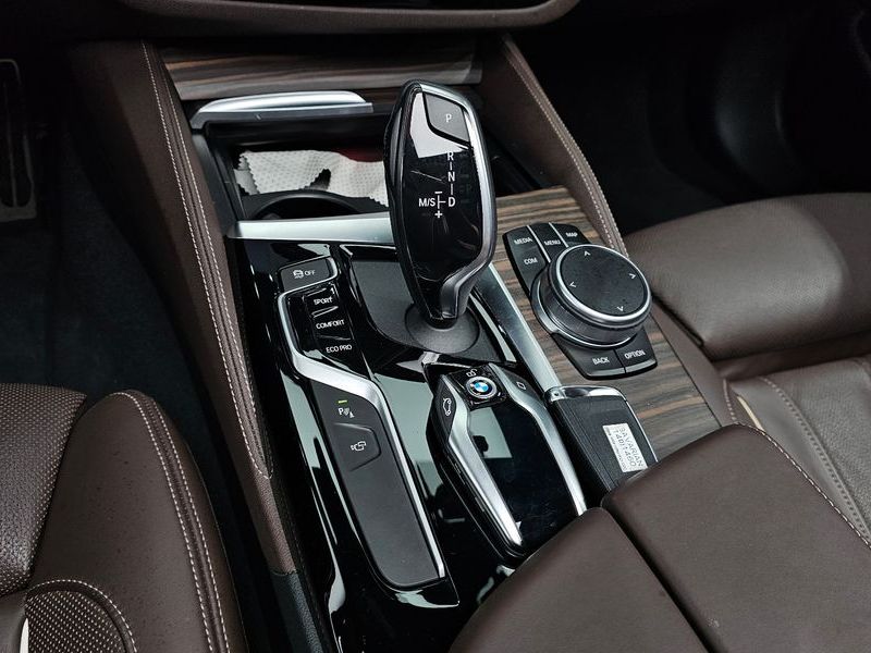 2019 BMW 5 Series 530i M Sport Package Plus photo 9