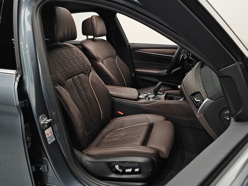 2019 BMW 5 Series 530i M Sport Package Plus photo 11