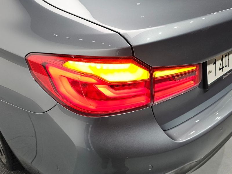 2019 BMW 5 Series 530i M Sport Package Plus photo 23