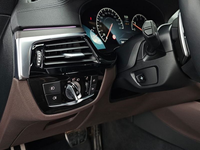 2019 BMW 5 Series 530i M Sport Package Plus photo 27
