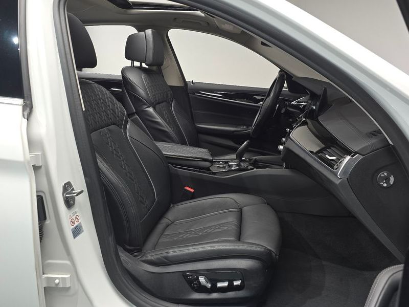 2019 BMW 5 Series 530i Luxury Plus photo 11