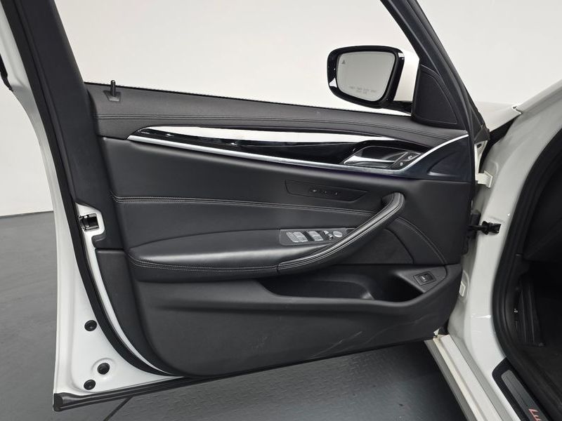 2019 BMW 5 Series 530i Luxury Plus photo 24