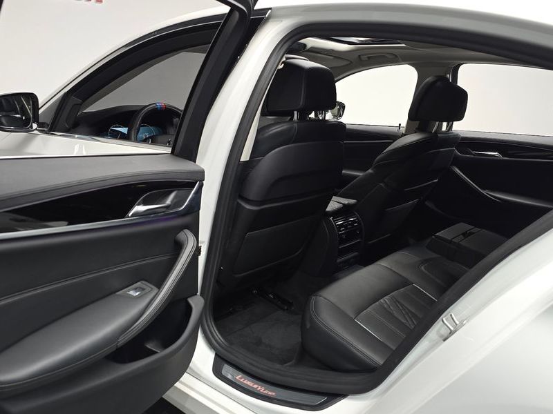2019 BMW 5 Series 530i Luxury Plus photo 26
