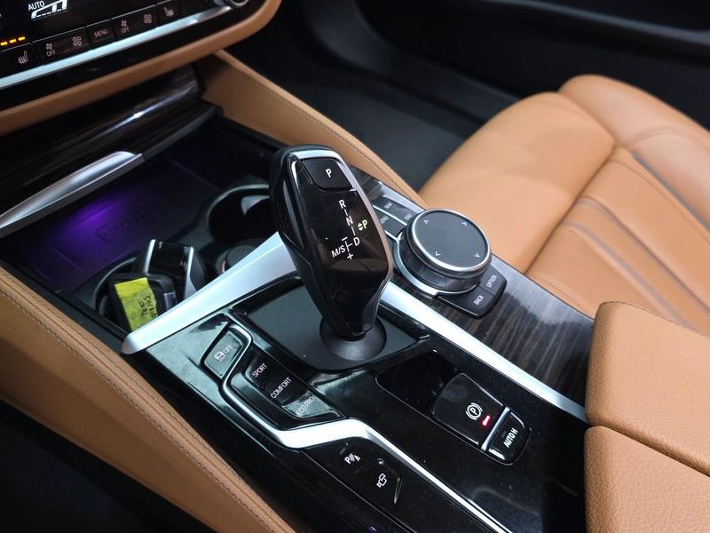 2023 BMW 5 Series 520i Luxury photo 9