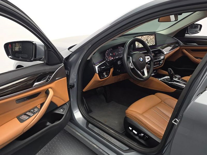 2023 BMW 5 Series 520i Luxury photo 10