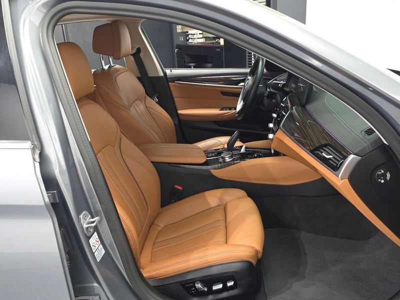 2023 BMW 5 Series 520i Luxury photo 11