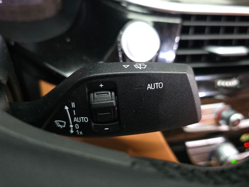 2023 BMW 5 Series 520i Luxury photo 28