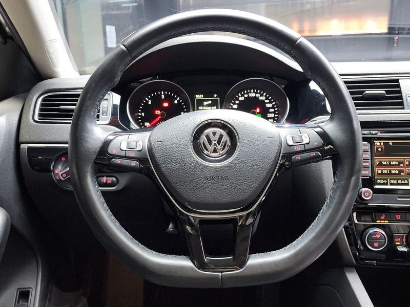 2015 Volkswagen Jetta 2.0 TDI BlueMotion Premium 6th photo 13