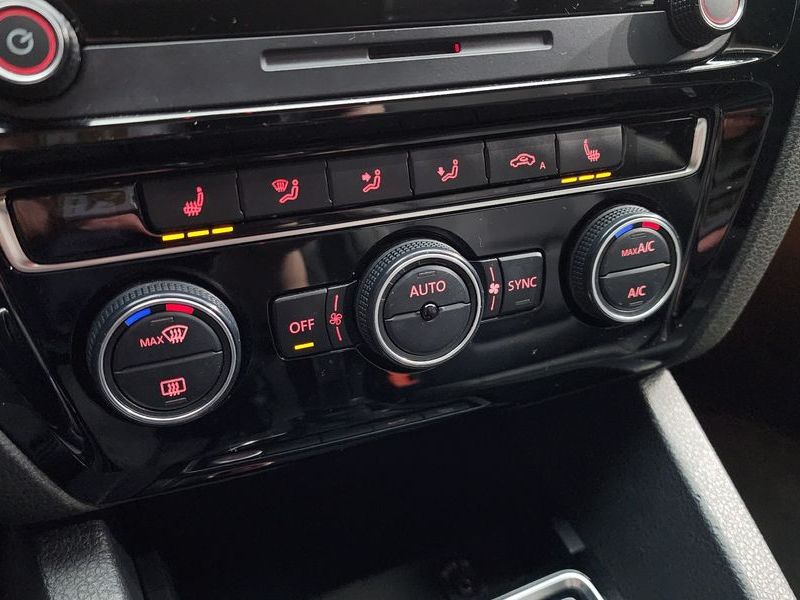 2015 Volkswagen Jetta 2.0 TDI BlueMotion Premium 6th photo 16