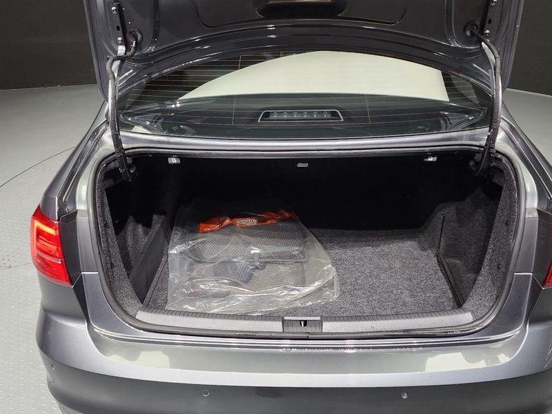 2015 Volkswagen Jetta 2.0 TDI BlueMotion Premium 6th photo 20