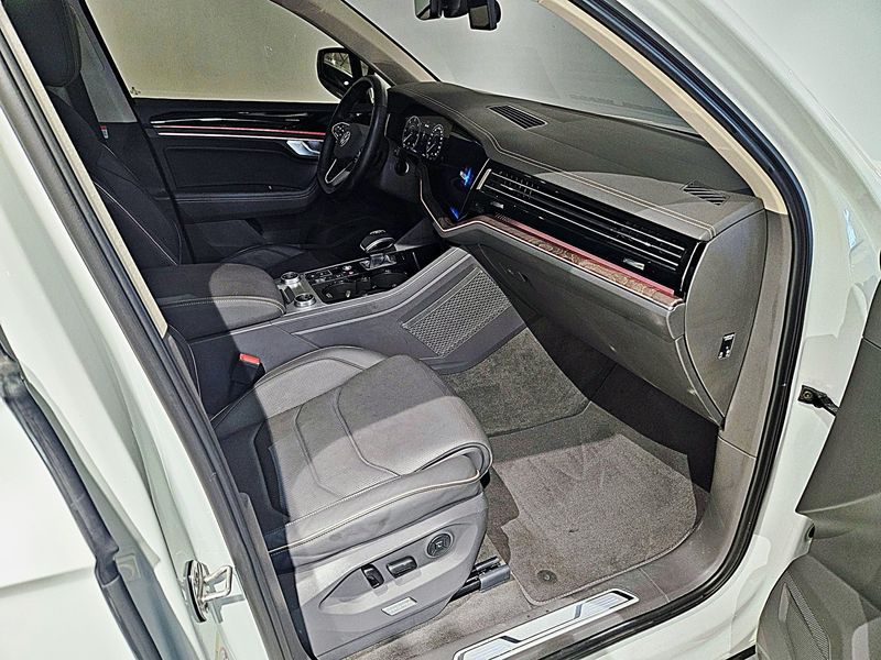 2023 Volkswagen Touareg 3.0 TDI Prestige photo 16