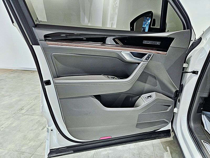 2023 Volkswagen Touareg 3.0 TDI Prestige photo 17