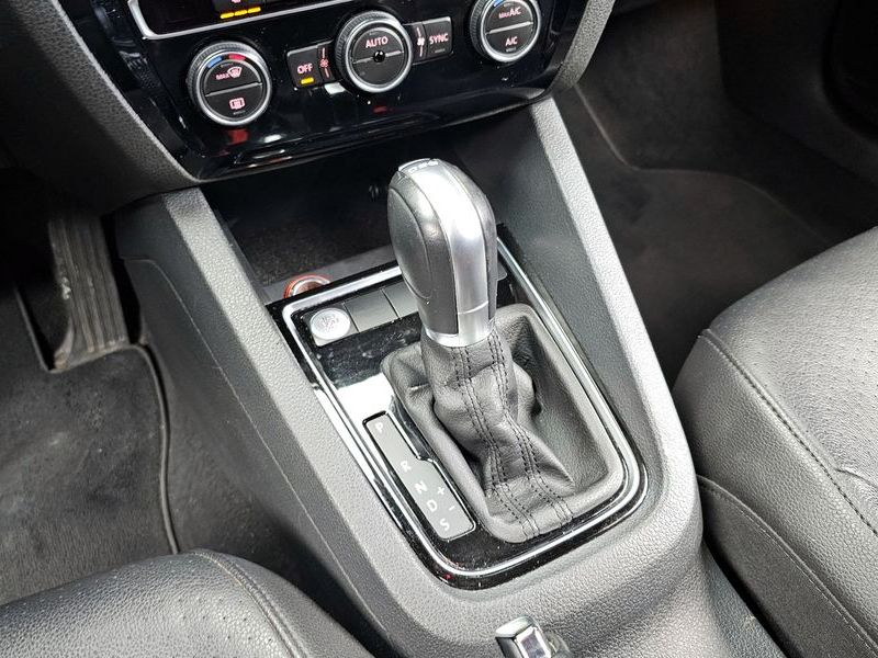 2015 Volkswagen Jetta 2.0 TDI BlueMotion Premium 6th photo 9