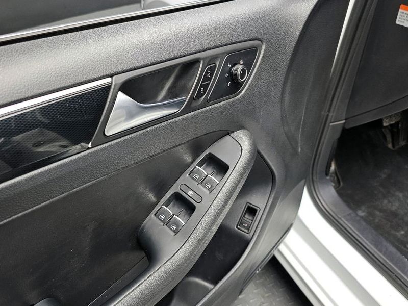 2015 Volkswagen Jetta 2.0 TDI BlueMotion Premium 6th photo 17