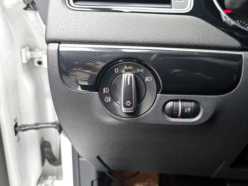 2015 Volkswagen Jetta 2.0 TDI BlueMotion Premium 6th photo 18