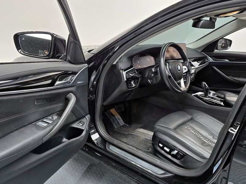 2021 BMW 5 Series 523d Luxury photo 11