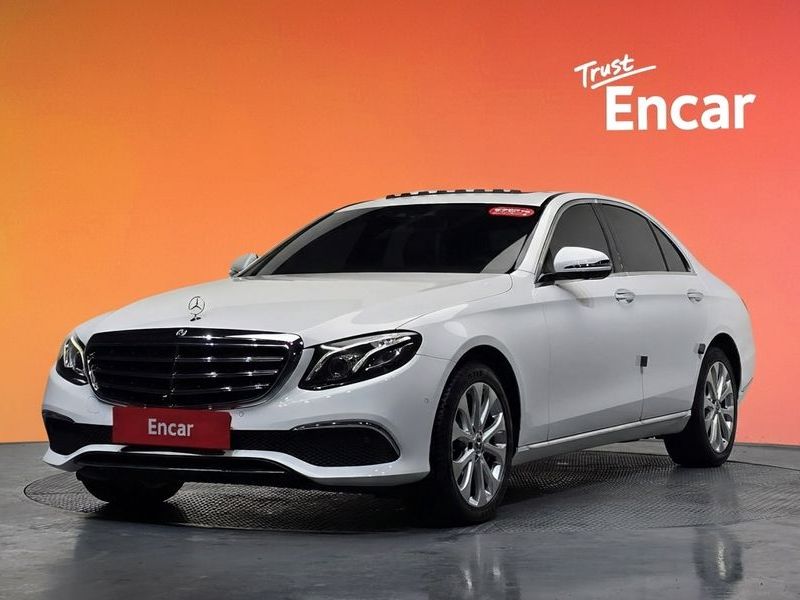 2018 Mercedes-Benz E-Class E300 4MATIC Exclusive photo 1