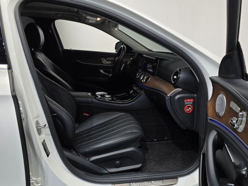 2018 Mercedes-Benz E-Class E300 4MATIC Exclusive photo 11