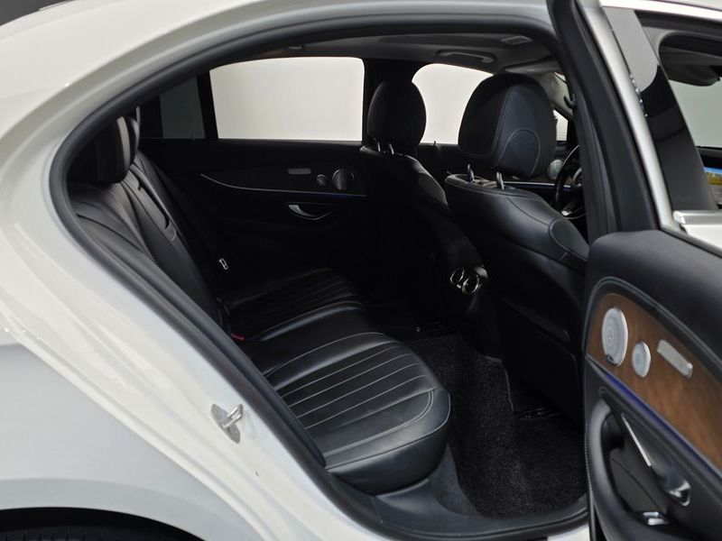 2018 Mercedes-Benz E-Class E300 4MATIC Exclusive photo 12