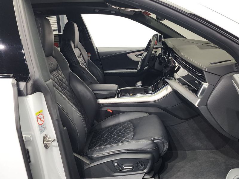 2023 Audi Q8 55 TFSI Quattro Premium photo 11