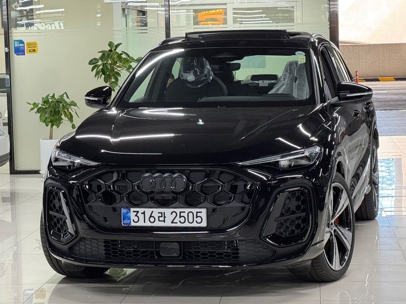 2025 Audi Q5 40 TDI Quattro S Line Black Edition photo 1