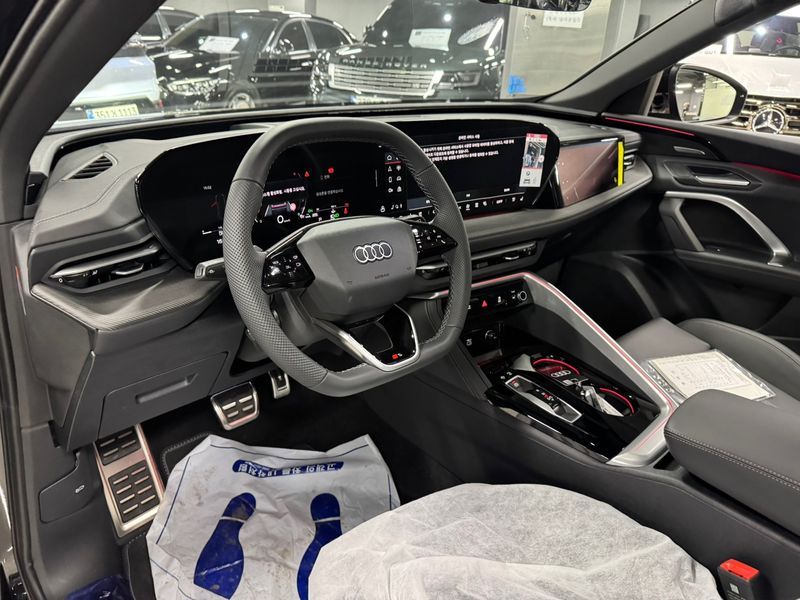 2025 Audi Q5 40 TDI Quattro S Line Black Edition photo 8