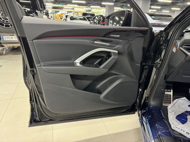 2025 Audi Q5 40 TDI Quattro S Line Black Edition photo 9