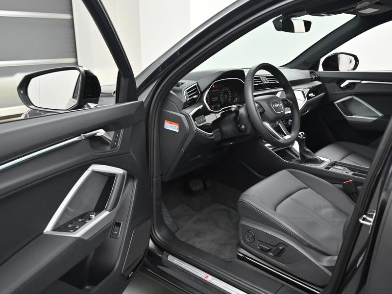 2025 Audi Q3 40 TFSI Quattro Premium photo 11